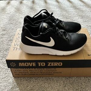 Nike Tanjun Tennis Shoes